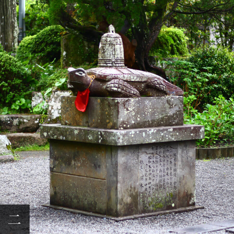 Stone statue of the Red Turtle