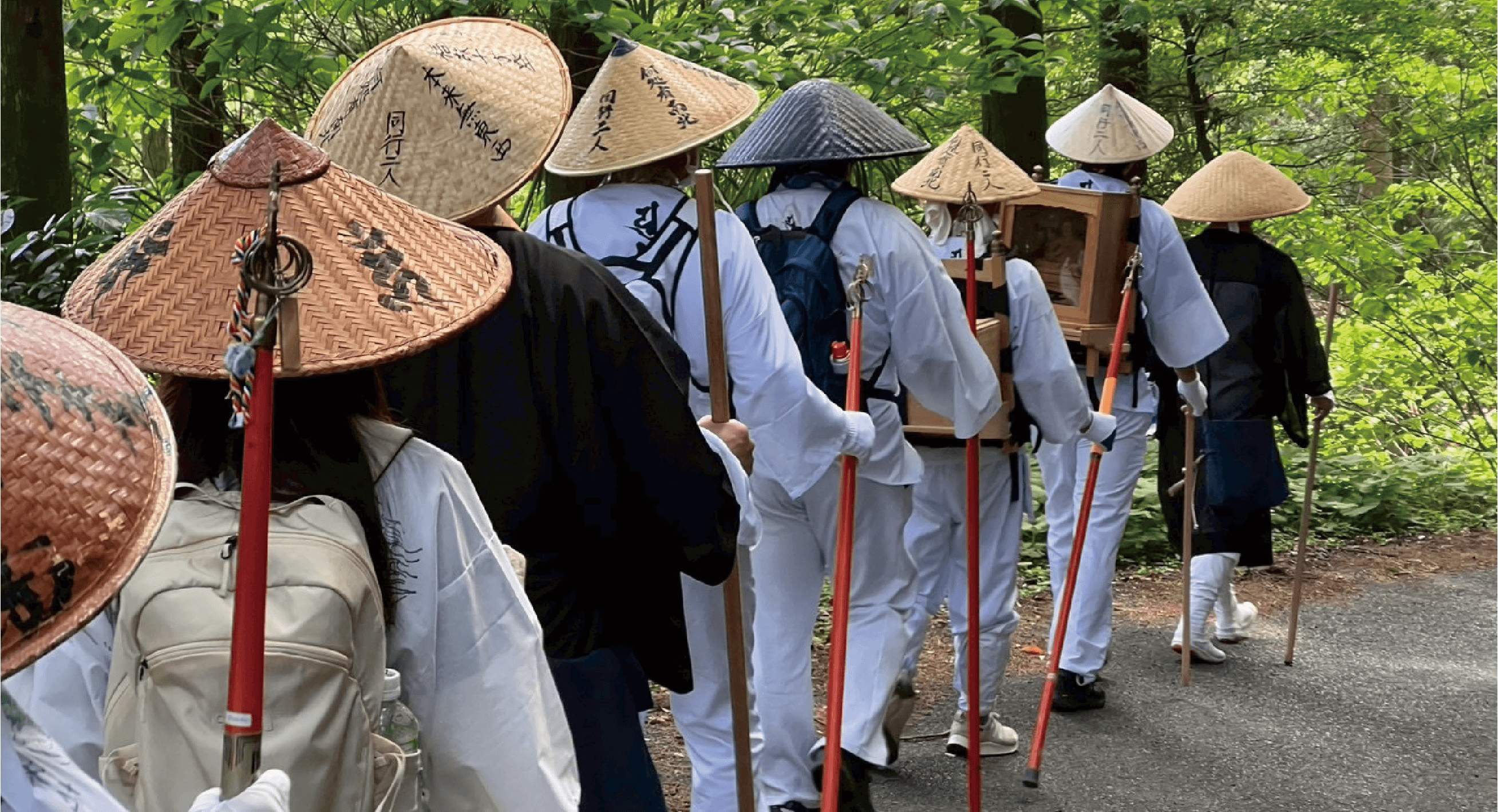 徒歩練行の様子